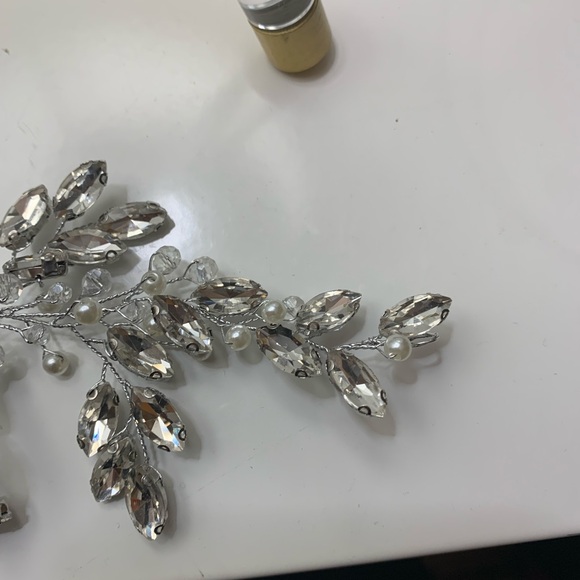 Beautiful Rhinestone and Pearl Head Hair Comb - Picture 8 of 9